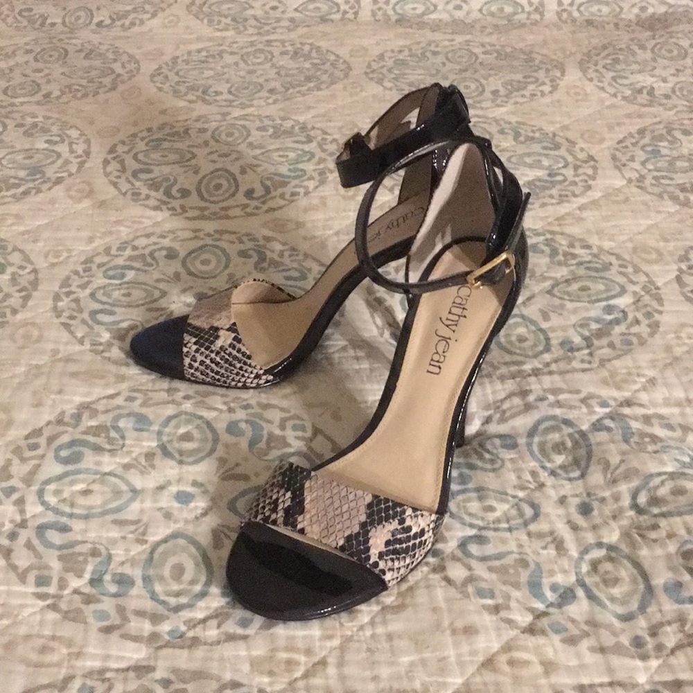 NWOT Cathy Jean snake and black ankle strap heels